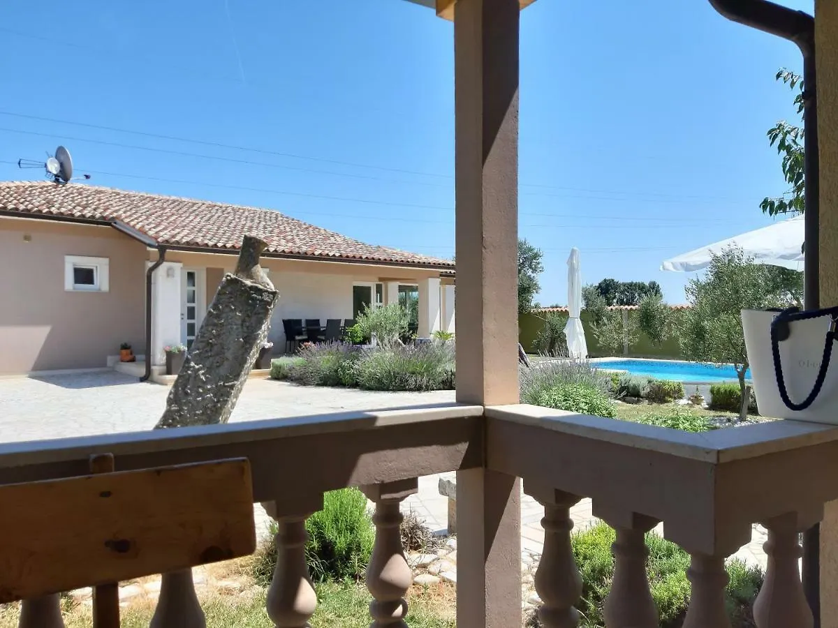 Villa Zafirah פולה
